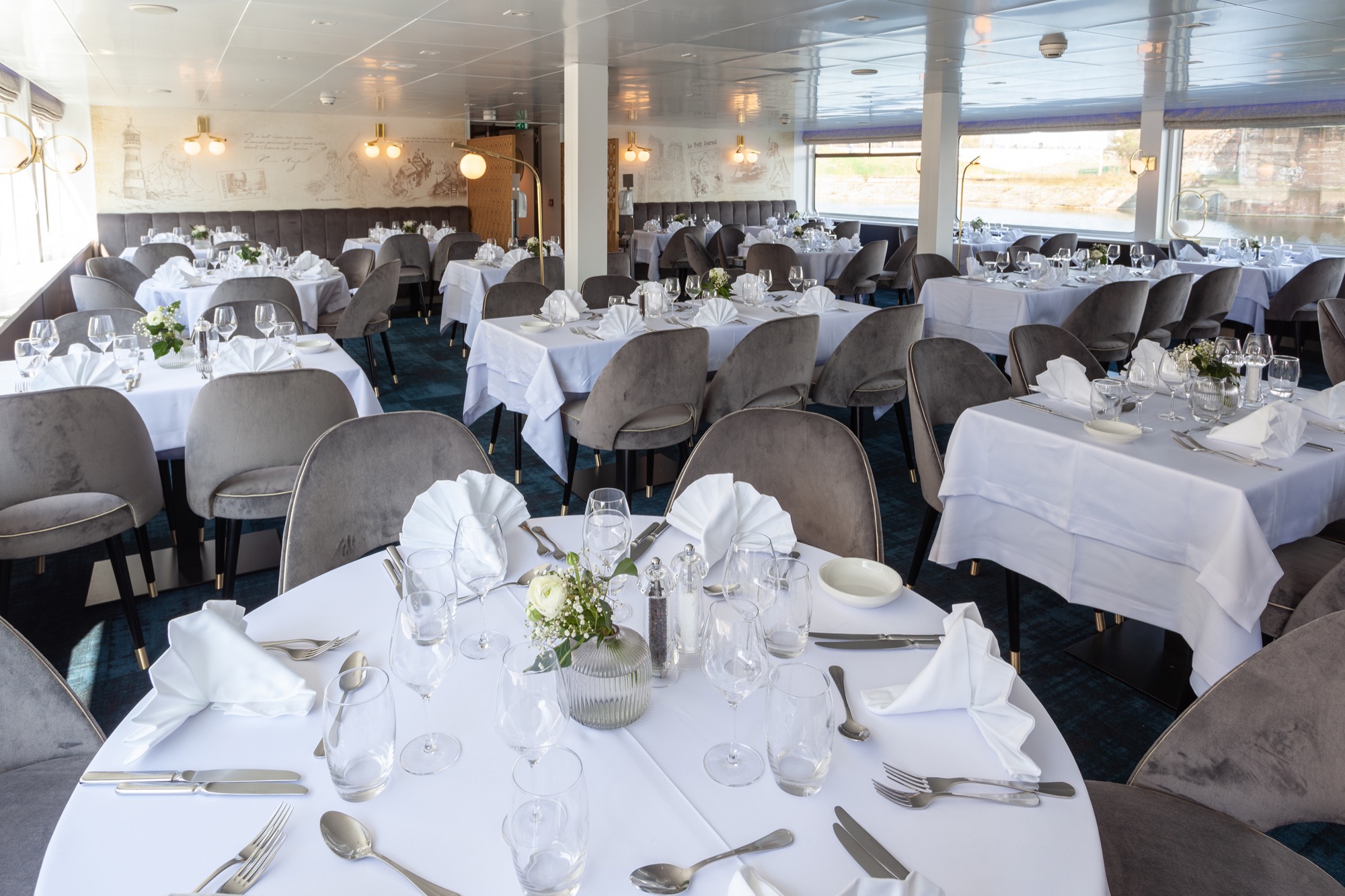 CroisiEurope MS Victor Hugo Restaurant 1.jpg